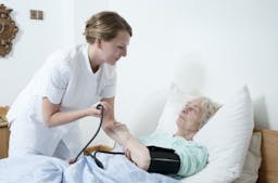 Die Schweiz profitiert stark von der Personenfreizügigkeit, z. B. in der Altenpflege
