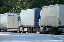 In der Schweizer Wettbewerbspolitik gibt es nicht vereinbare Positionen bei Fragen der grenzüberschreitenden Kooperation, Bild Lastwagen vor Grenze, Quelle: 123rf