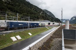Güterzug am Nordportal des Gotthardbasistunnels. (Bild AlpTransit Gotthard AG)
