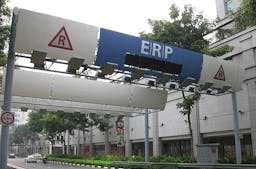 Road-Pricing-Portal an der North Bridge Road in Singapur: Der dichtbesiedelte Stadtstaat hat seine Verkehrsprobleme im Griff, der Verkehr ist flüssig. (Wikimedia Commons)