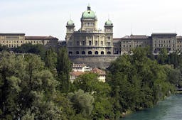 Das eidgenössische Parlament gibt zunehmend Gestaltungsmöglichkeiten preis. (Wikimedia Commons)