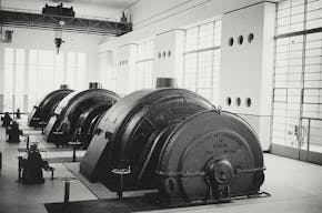 Schweizer Mythos: Turbine eines Walliser Kraftwerks in einer historischen Aufnahme aus den 1920er-Jahren. (ETH-Bibliothek, Bildarchiv)