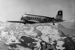 Swissair-Flugzeug über den Alpen (ca. 1935).