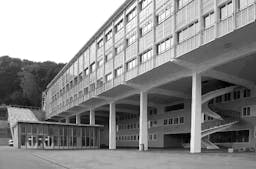 Die Berufsfachschule Baden, 1952 von als BBC-Personalhaus von Armin Meili erbaut. (Wikimedia Commons)
