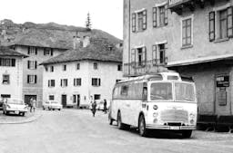 Gute alte Zeiten: Postauto der Linie San-Bernardino-Bellinzona. (Wikimedia Commons)