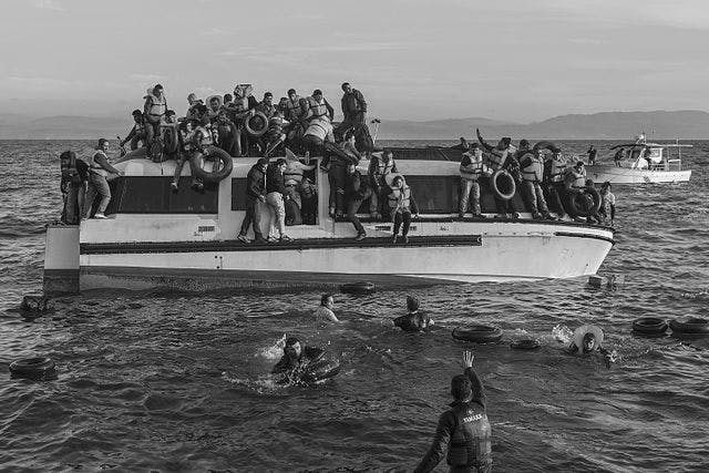 Syrische und irakische Flüchtlinge bei ihrer Ankunft in Lesbos. (Wikimedia Commons)