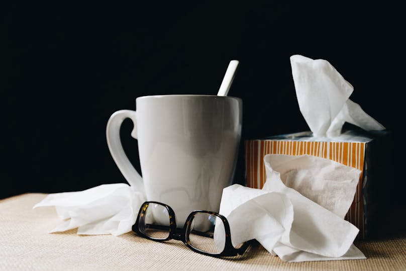 Kaffeetasse mit Brille und Taschentüchern: Hausmittelchen
