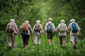 Rentner beim Wandern. EL Ergänzungsleistungen