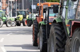 Traktoren blockieren eine Strasse (Bauernproteste).
