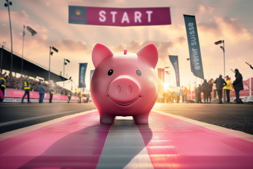 Rosarotes Sparschwein am Start an einer Sportveranstaltung.